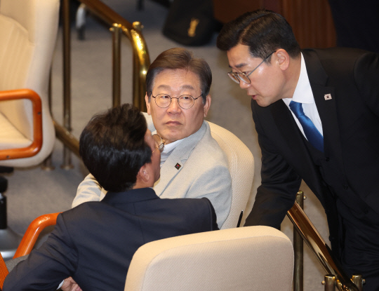 14일 이재명 전 더불어민주당 대표가 정치·외교·통일·안보 분야 대정부질문이 진행된 국회 본회의에 참석해 있다. 연합뉴스.